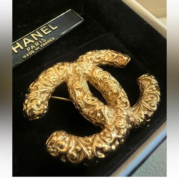Chanel 24k gold plated hardware Lava CC brooch - Picture 3 of 5